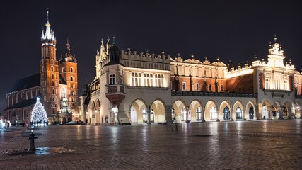Nocne zdjęcie Krakowa ukazujące oświetlone zabytki, brukowane ulice i klimatyczną atmosferę miasta. © BMC