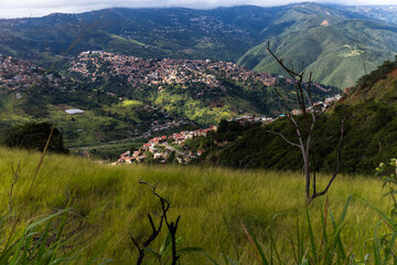 Spontaneous architecture and population density in a Latin American neighborhood