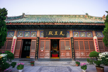 Obraz premium Daxiangguo Temple TianWang Hall in Kaifeng City, Henan Province, China, a famous Buddhist temple, was built in the sixth year of Tianbao of the Northern Qi Dynasty (555 AD).