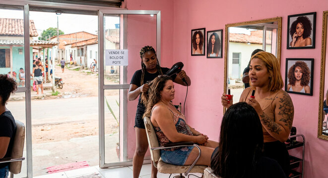 Mulheres em um sal&atilde;o de beleza na periferia do Brasil.