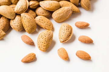 Obraz premium New harvest,shelled unshelled almonds on white background,above view