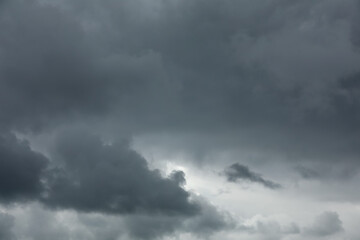 Obraz premium Grey thunder clouds in sky on nasty day