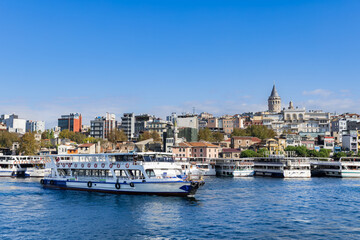 トルコイスタンブール新市街のガラタ塔とボスポラス海峡