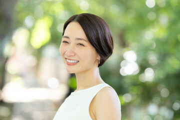 女性　新緑　緑　スキンケア