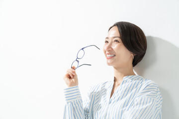 眼鏡を持った女性