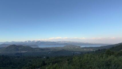 lago con monta&ntilde;as