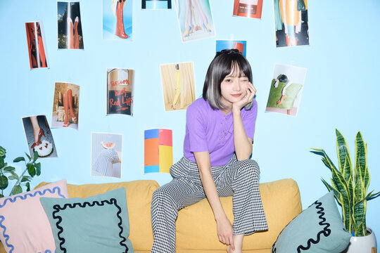 自宅で趣味と自分の時間を楽しむアジアの若い女性のポートレート