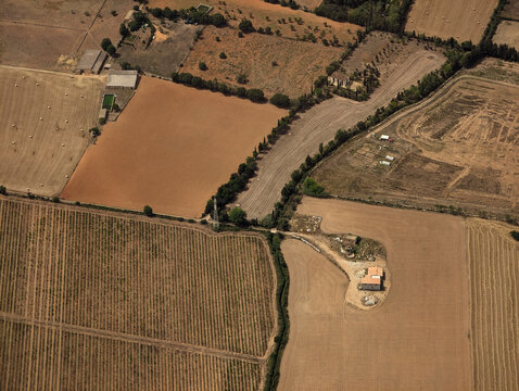 Vista a&eacute;rea de municipio de Sencelles, fincas y casas r&uacute;sticas, terrenos rurales, caminos y carreteras, campos de cultivo de secano, terrenos pardos y naturaleza verde, Mallorca, Islas Baleares.