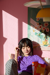 自宅で趣味と自分の時間を楽しむアジアの若い女性のポートレート