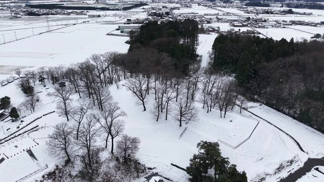石川県能美市にある秋常茶臼山古墳の空撮（冬）