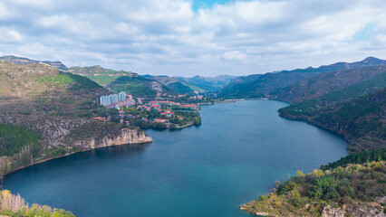 Fototapeta premium Aerial view of mountain lake scenery in autumn
