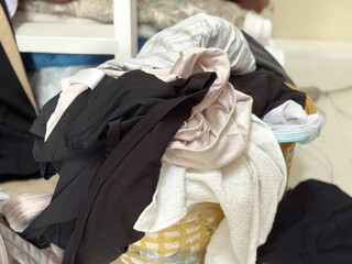 取り込んだ女性物のTシャツや下着など