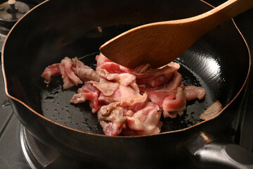 豚肉を炒めている様子