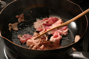 豚肉を炒めている様子