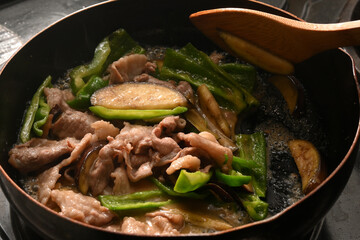 調理中のナスとピーマンと豚肉の味噌炒め