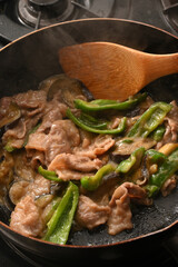 調理中のナスとピーマンと豚肉の味噌炒め