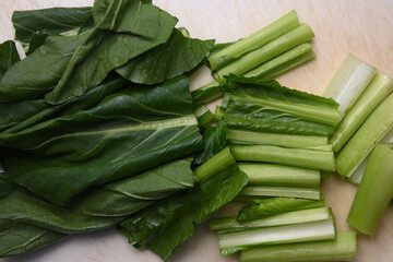 まな板の上でカットした小松菜