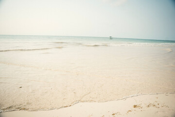 ケニア・モンバサのダイアニビーチに広がる白砂とインド洋の海