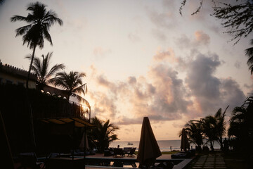 ケニア・モンバサのダイアニビーチに広がる白砂とインド洋の海