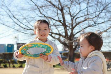 冬の公園で遊ぶ子供