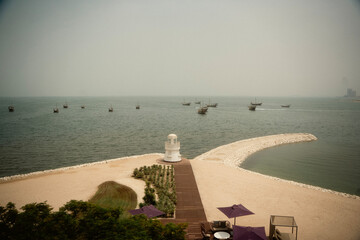 カタール・ドーハの近代的な街並みと中東の都市風景