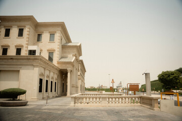 カタール・ドーハの近代的な街並みと中東の都市風景