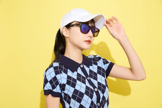 明るい背景でかわいいスポーツウェアを着た若い女性のポートレート