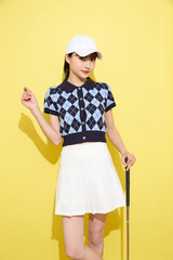 明るい背景でかわいいスポーツウェアを着た若い女性のポートレート