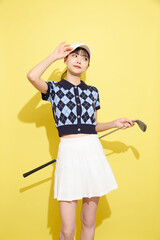 明るい背景でかわいいスポーツウェアを着た若い女性のポートレート