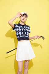 明るい背景でかわいいスポーツウェアを着た若い女性のポートレート