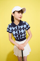 明るい背景でかわいいスポーツウェアを着た若い女性のポートレート