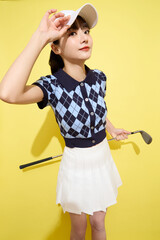 明るい背景でかわいいスポーツウェアを着た若い女性のポートレート