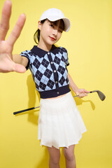 明るい背景でかわいいスポーツウェアを着た若い女性のポートレート