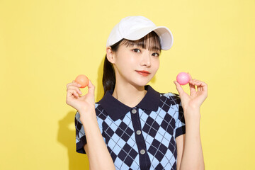 明るい背景でかわいいスポーツウェアを着た若い女性のポートレート