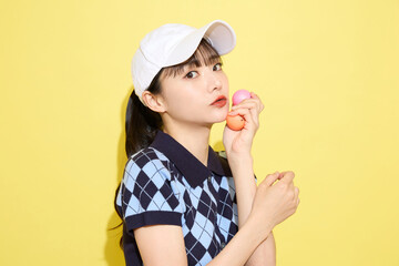 明るい背景でかわいいスポーツウェアを着た若い女性のポートレート