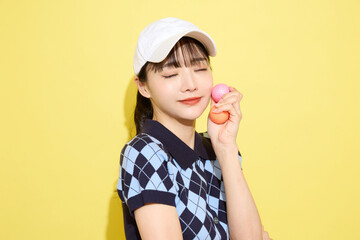 明るい背景でかわいいスポーツウェアを着た若い女性のポートレート