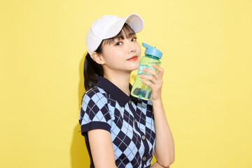 明るい背景でかわいいスポーツウェアを着た若い女性のポートレート