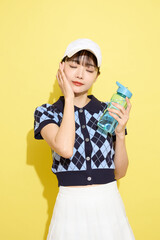 明るい背景でかわいいスポーツウェアを着た若い女性のポートレート