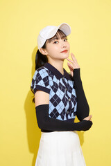 明るい背景でかわいいスポーツウェアを着た若い女性のポートレート