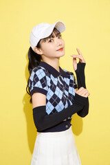 明るい背景でかわいいスポーツウェアを着た若い女性のポートレート