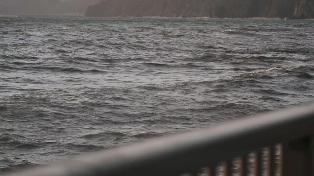 海上デッキの遊歩道からみた荒れた冬の海