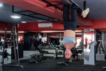 Woman without arms training in a gym
