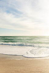 Obraz premium Scenic view of horizon on sea against sky with clouds on sunny day