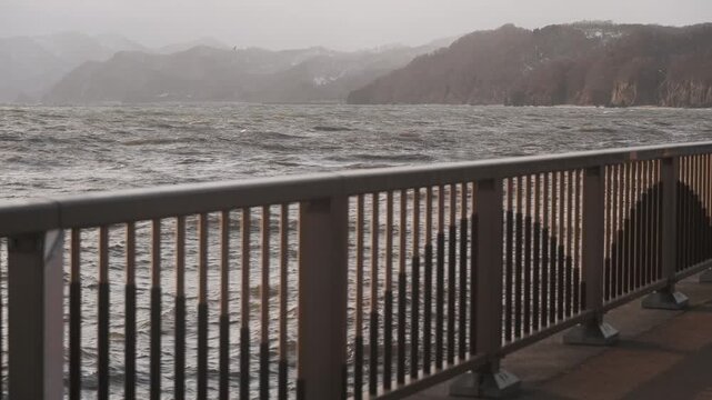 海上デッキの遊歩道からみた荒れた冬の海
