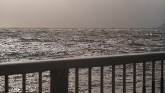 海上デッキの遊歩道からみた荒れた冬の海
