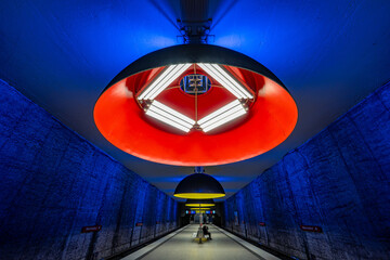 U Bahn Haltestelle Westfriedhof mir roter und gelben Lampen - M&uuml;nchen