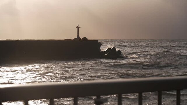 海上デッキの遊歩道からみた荒れた冬の海