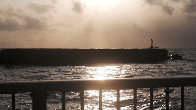 海上デッキの遊歩道からみた荒れた冬の海