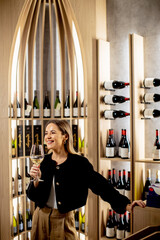 Obraz premium Joyful celebration of wine in a modern vineyard setting