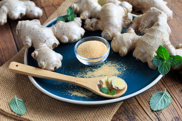 Bio Ingwer Pulver mit Ingwerwurzeln